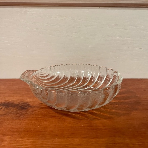 VINTAGE ANCHOR HOCKING FOOTED SHELL BOWL - TEXTURED CLEAR GLASS - Picture 3 of 6